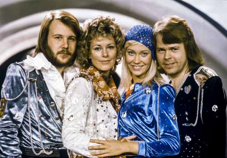 stockholm 1974 02 09 the swedish pop group abba from left benny andersson, anni frid lyngstad, agnetha faltskog and bjorn ulvaeus posing after winning the swedish branch of the eurovision song contest with their song "waterloo" foto: olle lindeborg / tt