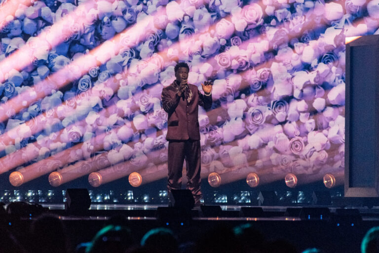 Claude (Países Bajos) en el family show de la primera semifinal de Eurovisión 2025 / Iván Trejo