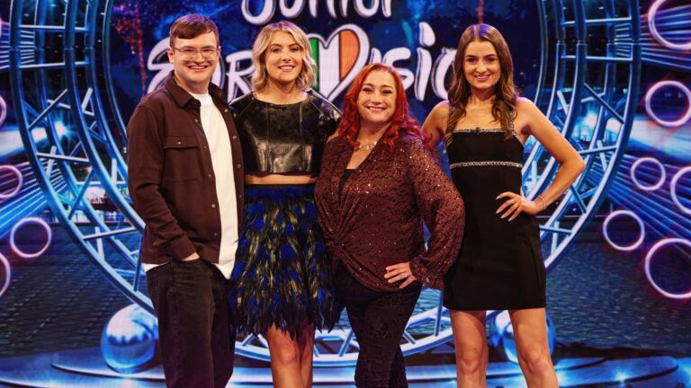 Hugh Carr, Louise Cantillion, Brooke Scullion y Niamh Kavanagh | Allen Kiely - TG4