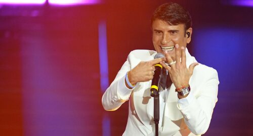 Sal Da Vinci canta “Per sempre sì” en la final del Festival de Sanremo 2026. Foto: RAI