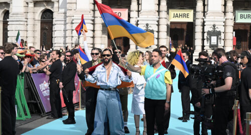 SIMÓN, representante de Armenia en el Festival de Eurovisión 2026, durante la alfombra turquesa de Viena | Imagen: Hans Leitner - ORF