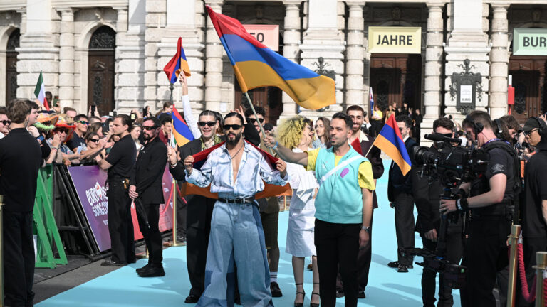 SIMÓN, representante de Armenia en el Festival de Eurovisión 2026, durante la alfombra turquesa de Viena | Imagen: Hans Leitner - ORF