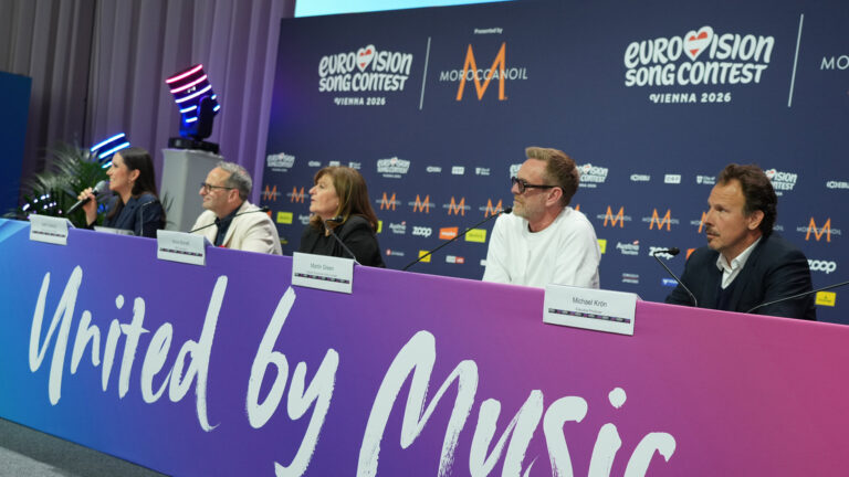 Alexandra Maritza Wachter, Keith Chetcuti, Anna Bonett, Martin Green y Michael Krön en una rueda de prensa durante el Festival de Eurovisión 2026 en Viena (Austria) | Imagen: Roman Zach-Kiesling - ORF