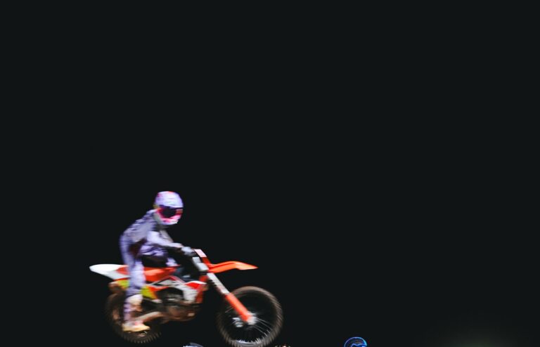Artistas y un motorista, en una imagen promocional del videoclip de «La Gerencia Remix» | Imagen: Clickbait PR